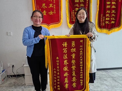 胜诉案件当事人为孙荣宁律师送来锦旗表示感谢！